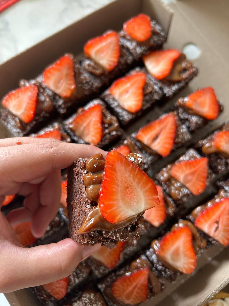 Mini brownie con manjar y frutilla