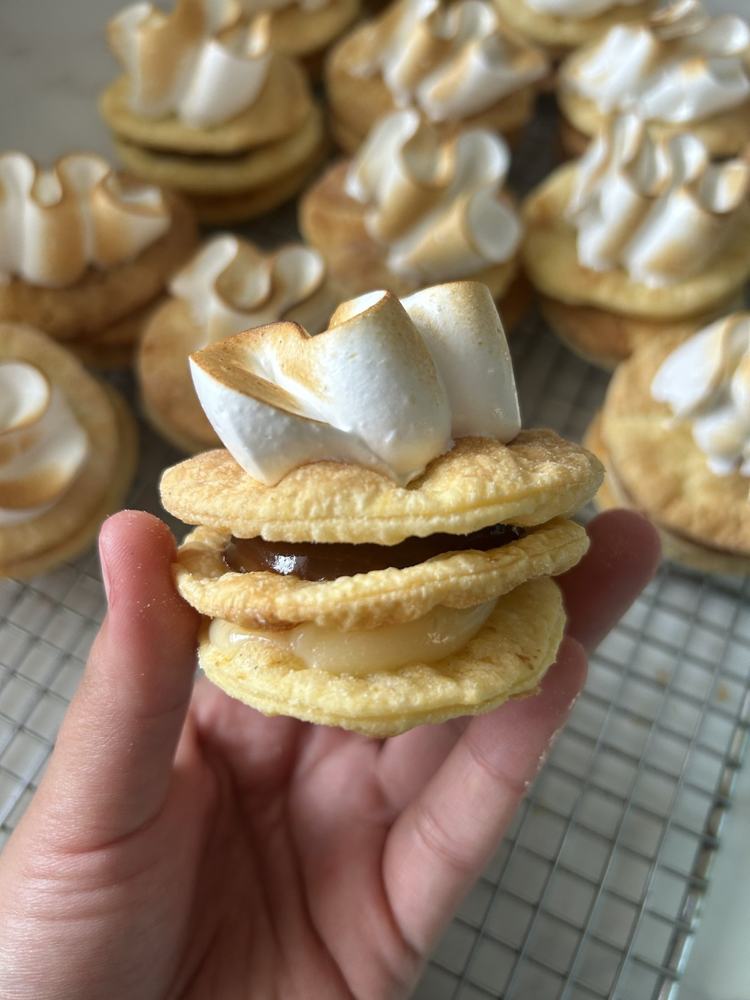 Mini torta de hojarasca con manjar y merengue
