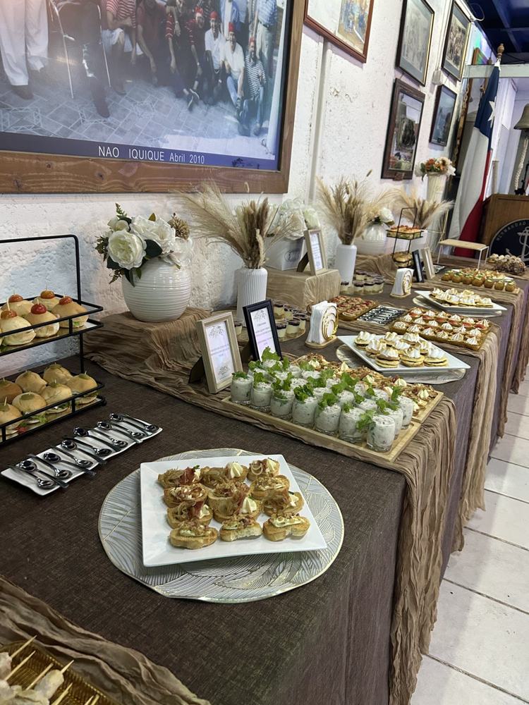 Mesa de coffee break corporativo con bocados y vasos