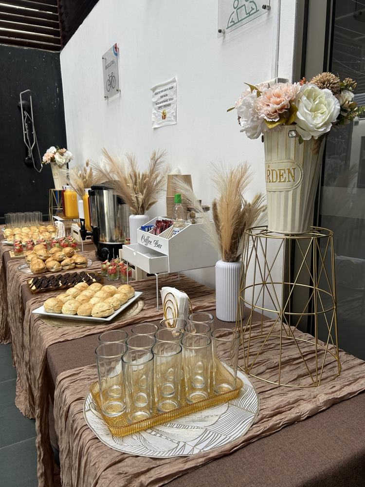 Estación de café y jugos con decoración floral