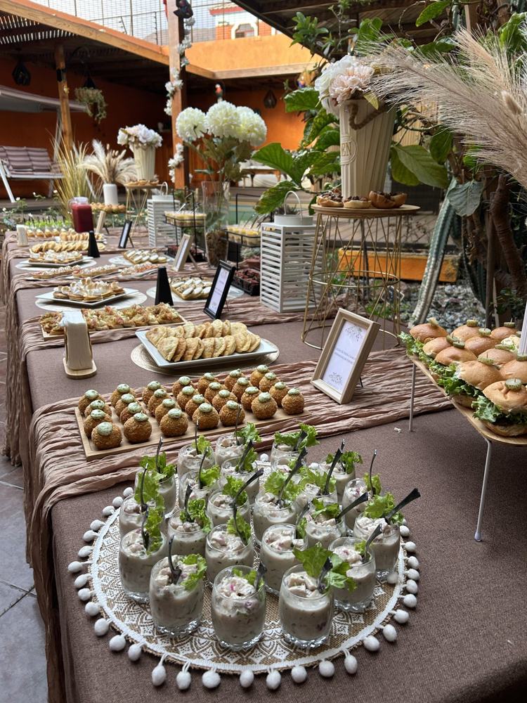 Mesa de bocados en terraza con decoración