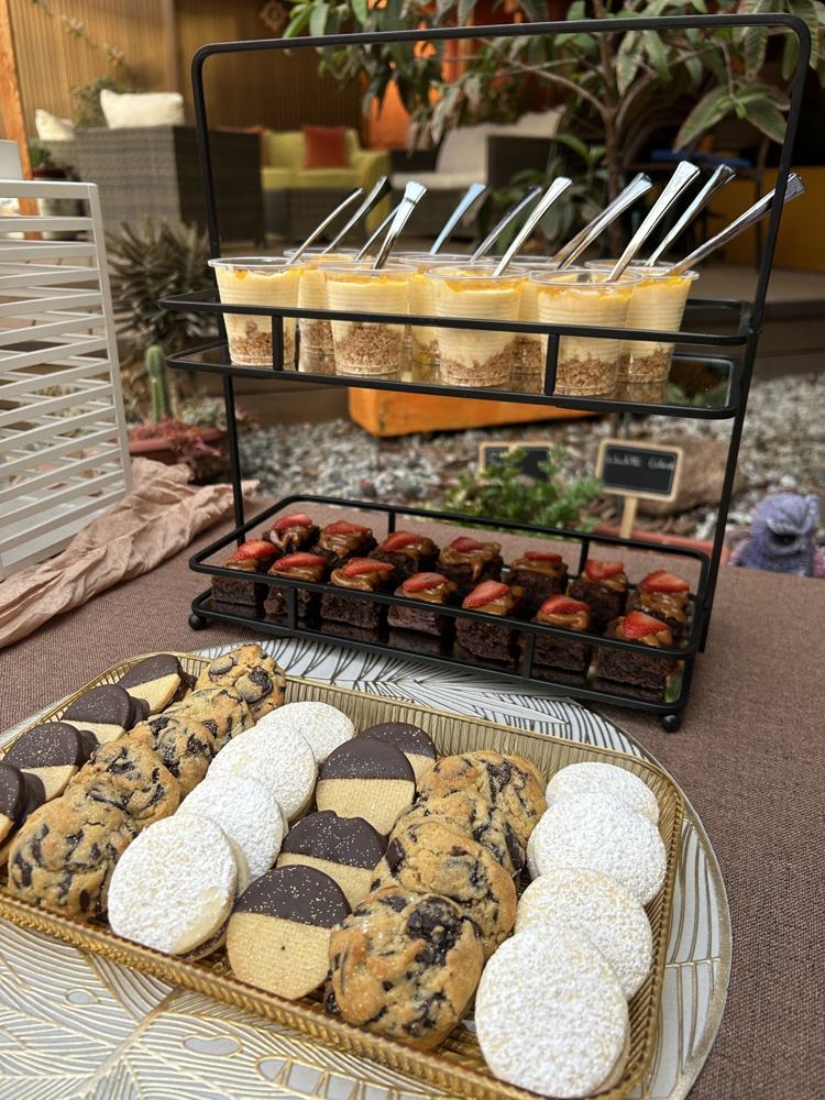 Bandeja de galletas y alfajores con jugos