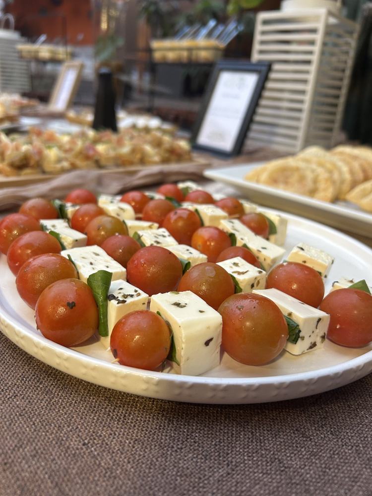 Brochetas caprese de tomate cherry y queso