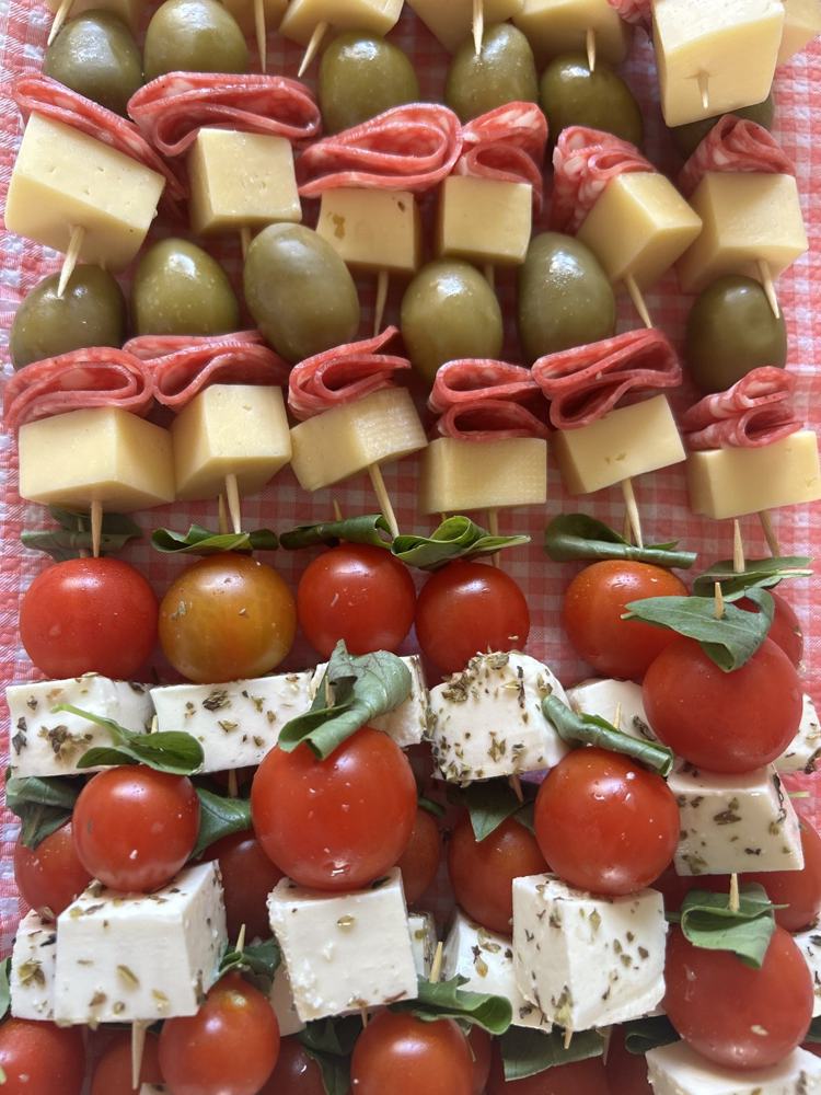 Brochetas de queso, aceituna y salame